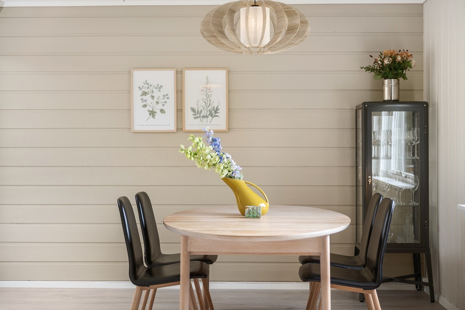 Fin plass til spisebord foran vinduet. Galleribilde