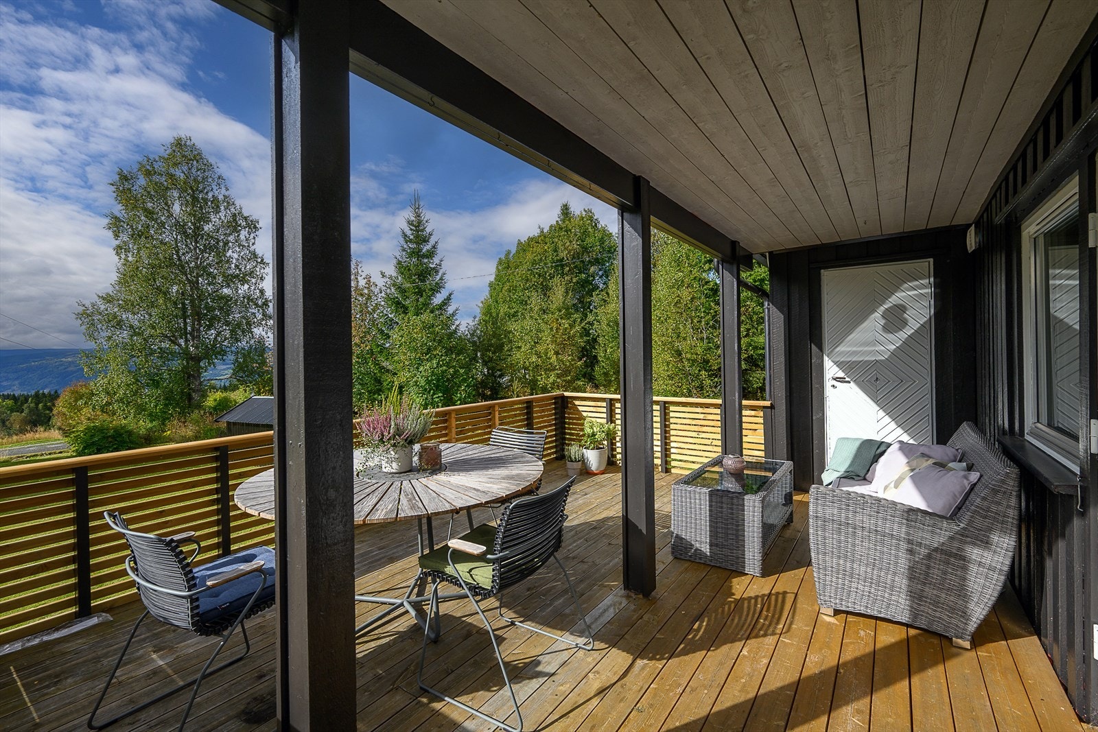 Den romslige terrassen mot vest har god plass til både spisebord og loungemøbler. Galleribilde