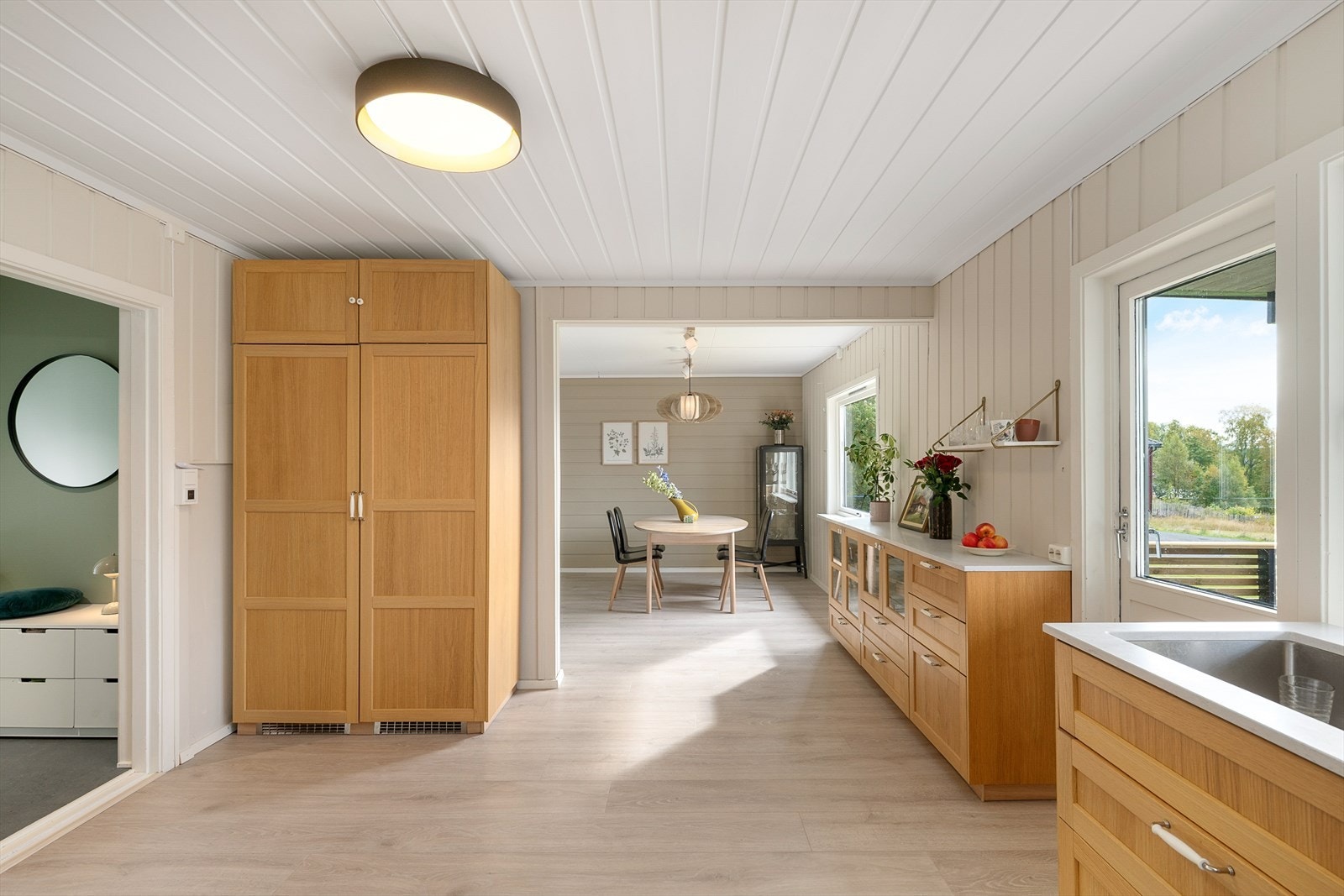 Innredningen har profilerte fronter i eikeutførelse og integrert kjøle- og fryseskap. Galleribilde
