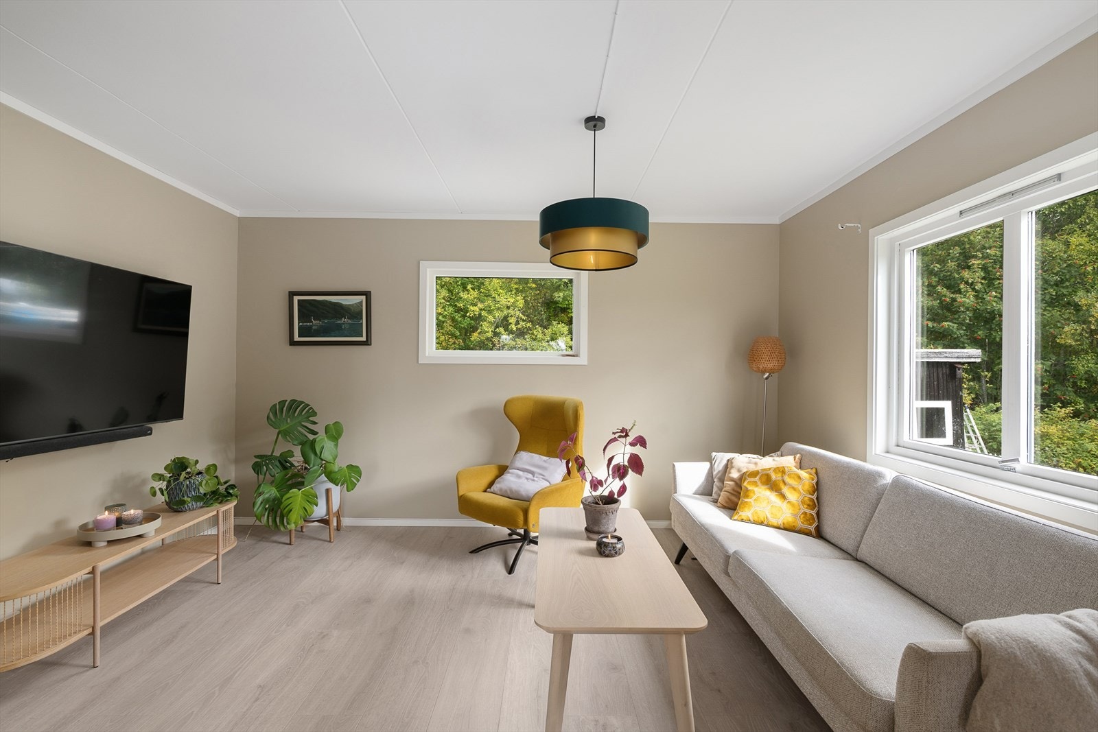 Stuen har god plass til sittegruppe foran TVen. Galleribilde