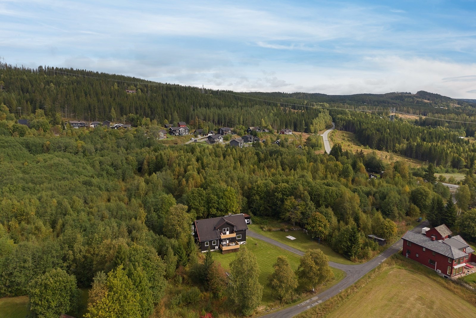 Kort vei til bussholdeplass i Nordsetervegen med forbindelse til Lillehammer sentrum. Galleribilde