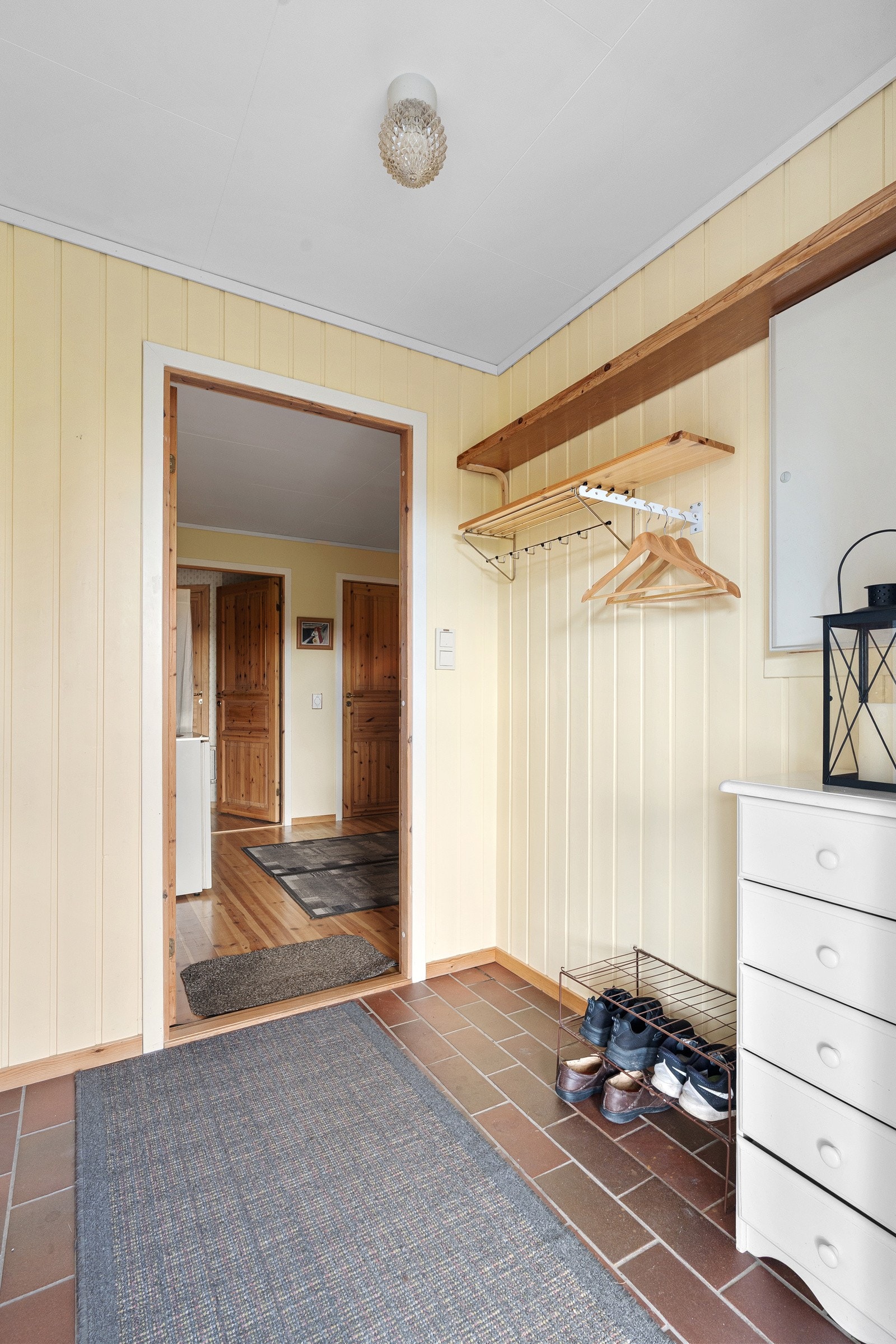 Velkommen inn! Entré med god plass til oppbevaring av yttertøy og sko.
