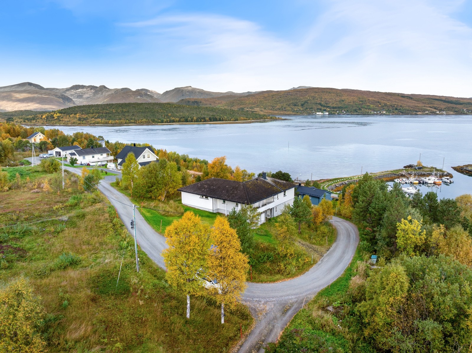 Boligen ligger idyllisk til på Vikran, omgitt av vakker natur og med kort vei til både skole, barnehage og kollektivtransport.
