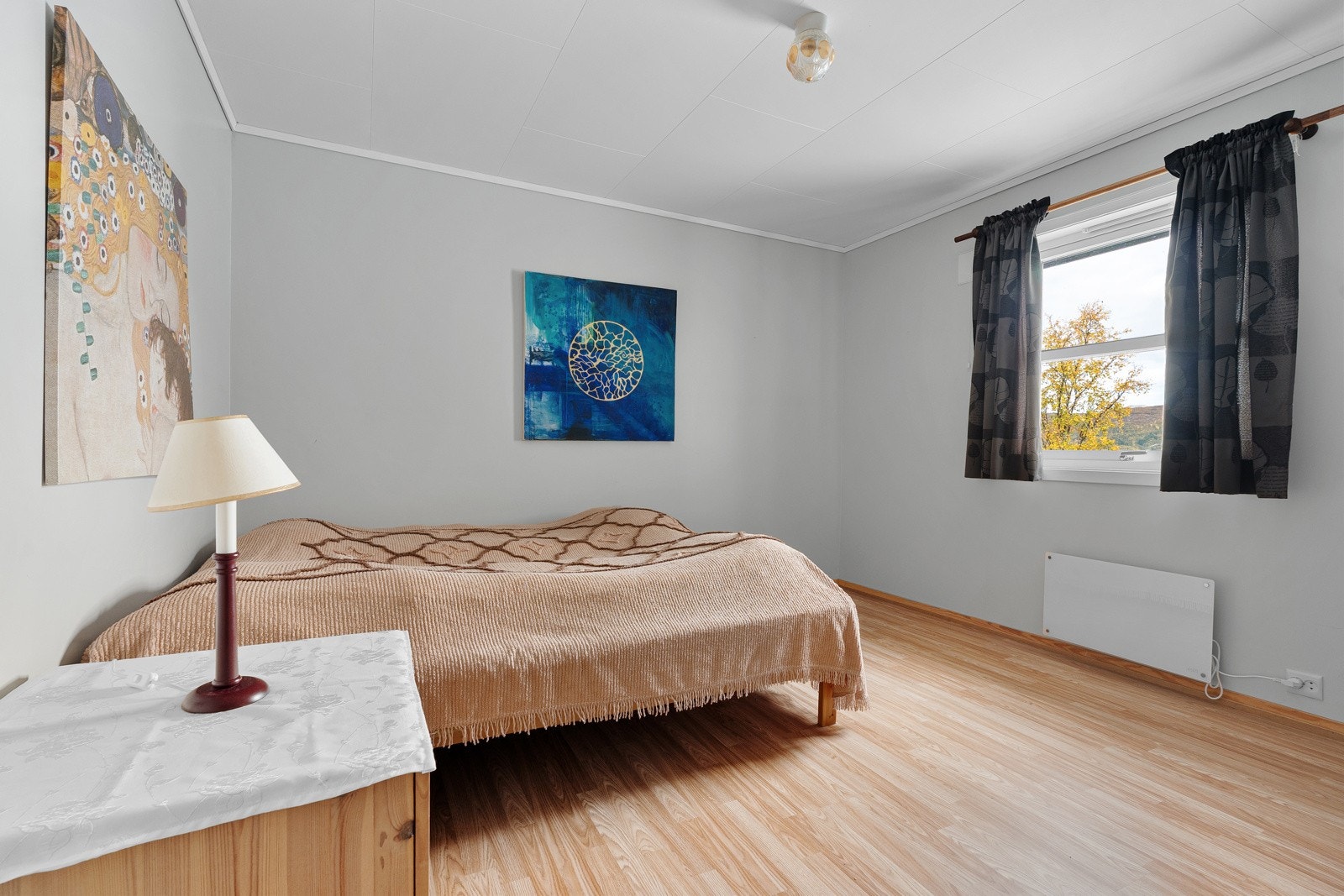Boligen har fire store soverom, med god plass for stor seng og tilhørende nattbord.