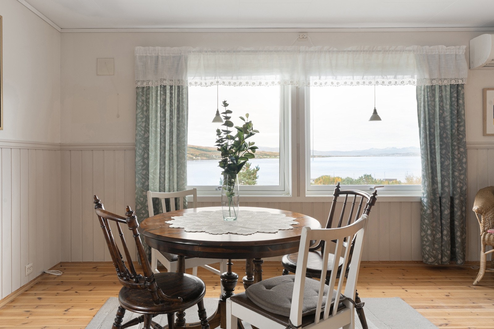 God plass til å innrede med en koselig spisestue.