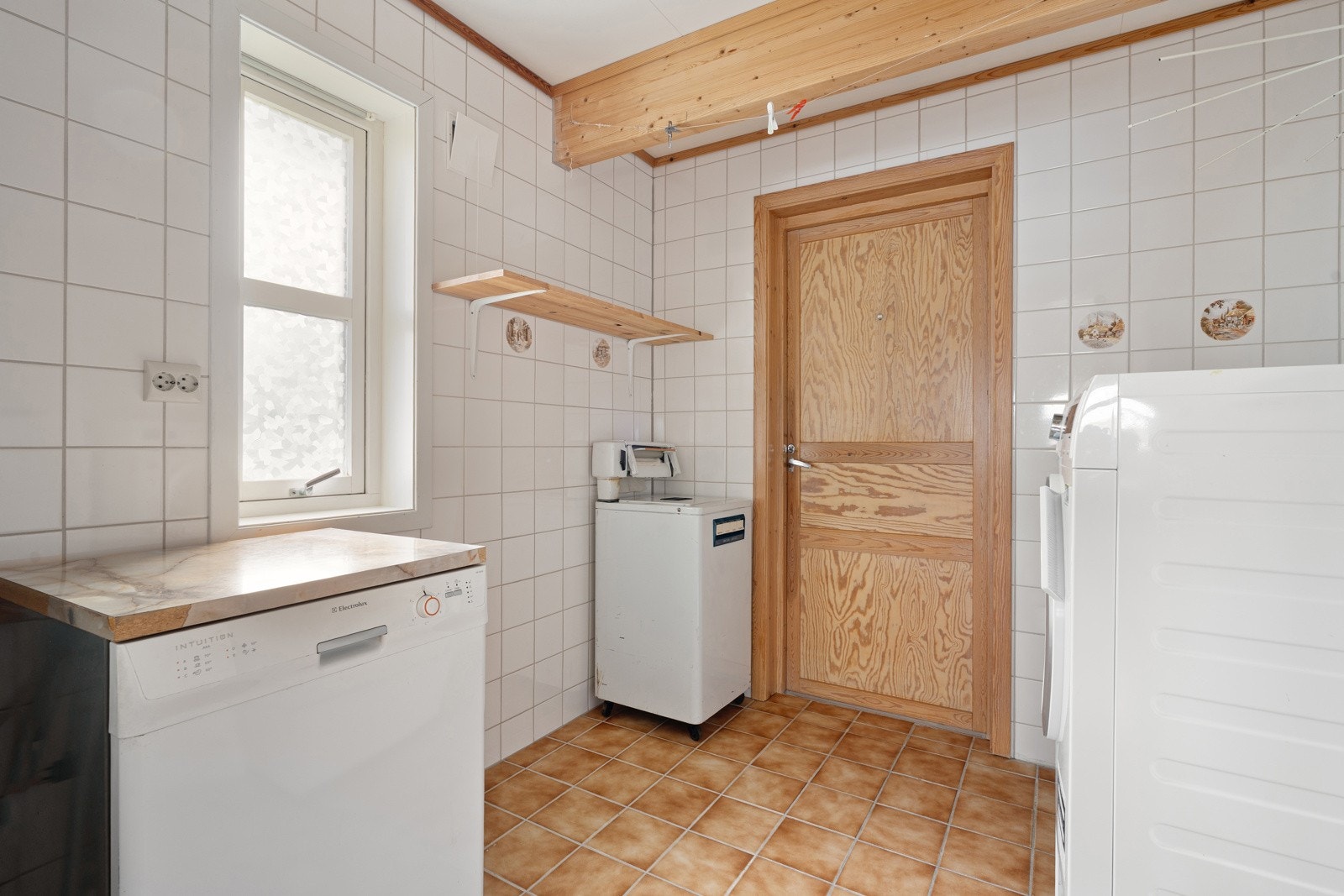 Vaskerom med skyllekar og opplegg for vaskemaskin.