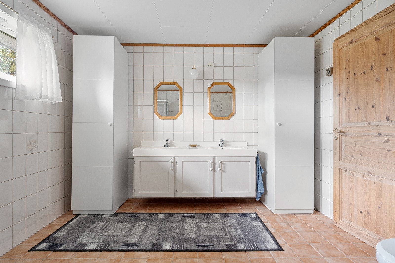 Badet har i tillegg elektriske varmekabler i gulv. Rommet må påregnes oppgradert.