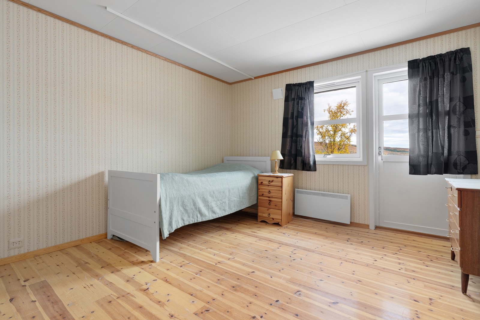 Det ene soverommet har direkte utgang til verandaen.