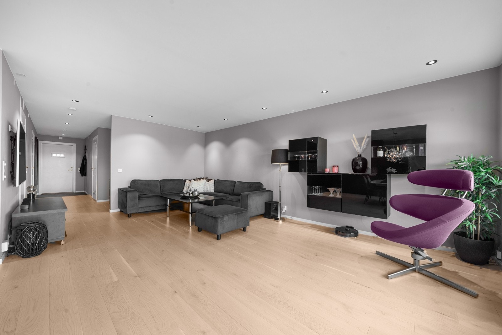 Nedsenket himling med downlights fra 2023 gir en jevn og behagelig belysning. Galleribilde