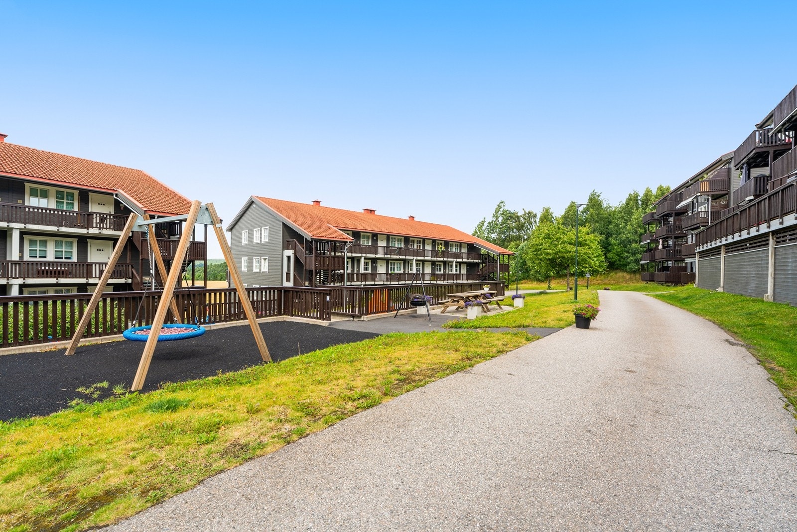 Sameiets fellesområder er pent opparbeidet med lekeplass og sittegrupper. Galleribilde