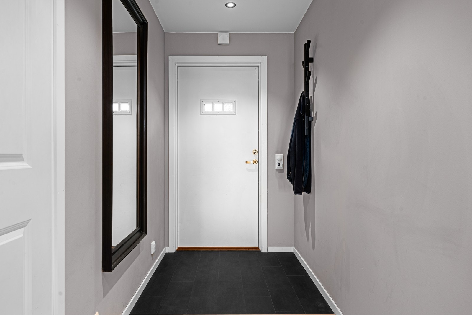 Entréen har elektrisk gulvvarme og nedsenket himling med downlights, begge fra 2023. Galleribilde