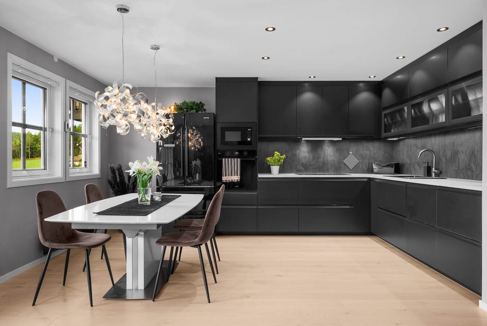 Kjøkkeninnredningen fra Ikea (2023) har glatte, mørke fronter og rikelig med skapplass. Galleribilde