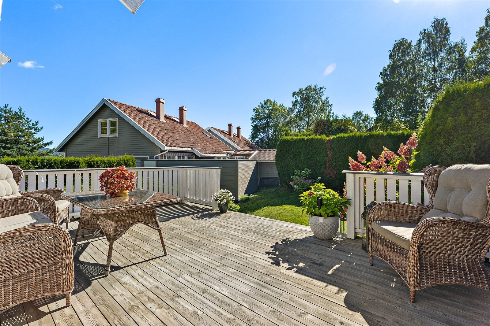 Boligen har flotte utearealer, hovedsakelig vendt mot sydvest, med terrasse og tilhørende hage som byr på gode solforhold. Galleribilde