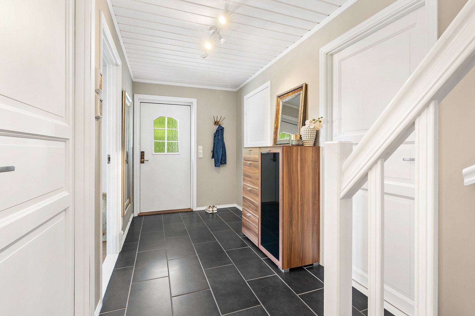 Entréen har god plass til garderobeløsninger og gir enkel tilgang til øvrige rom i etasjen. Galleribilde