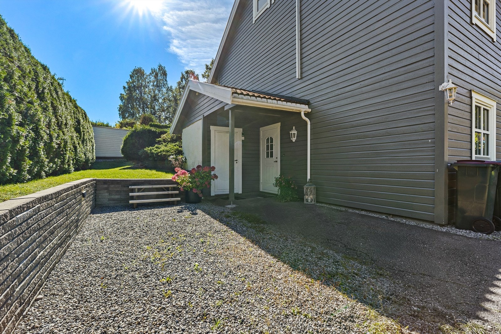 Takoverbygg over inngangsdøren og boddøren. Galleribilde