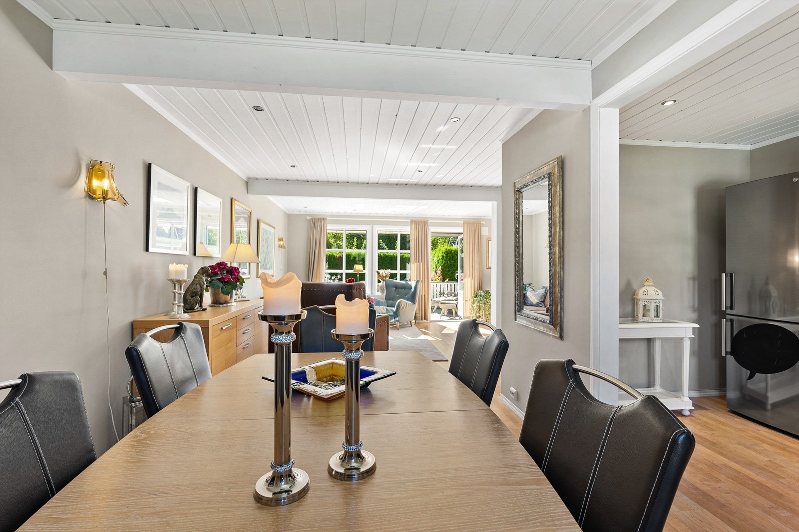 Overflatene er holdt i lune, moderne farger, kombinert med hvitmalt takpanel med downlights og laminatgulv. Galleribilde