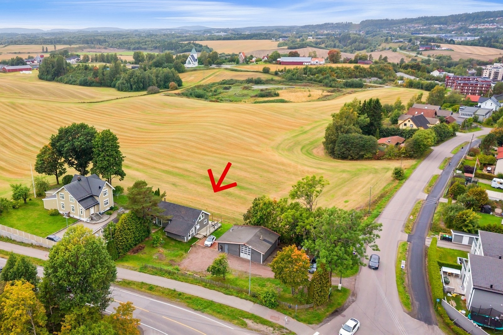 Eiendommen grenser til stort jordbruksareal, og har stor terrasse vendt mot vest. Galleribilde