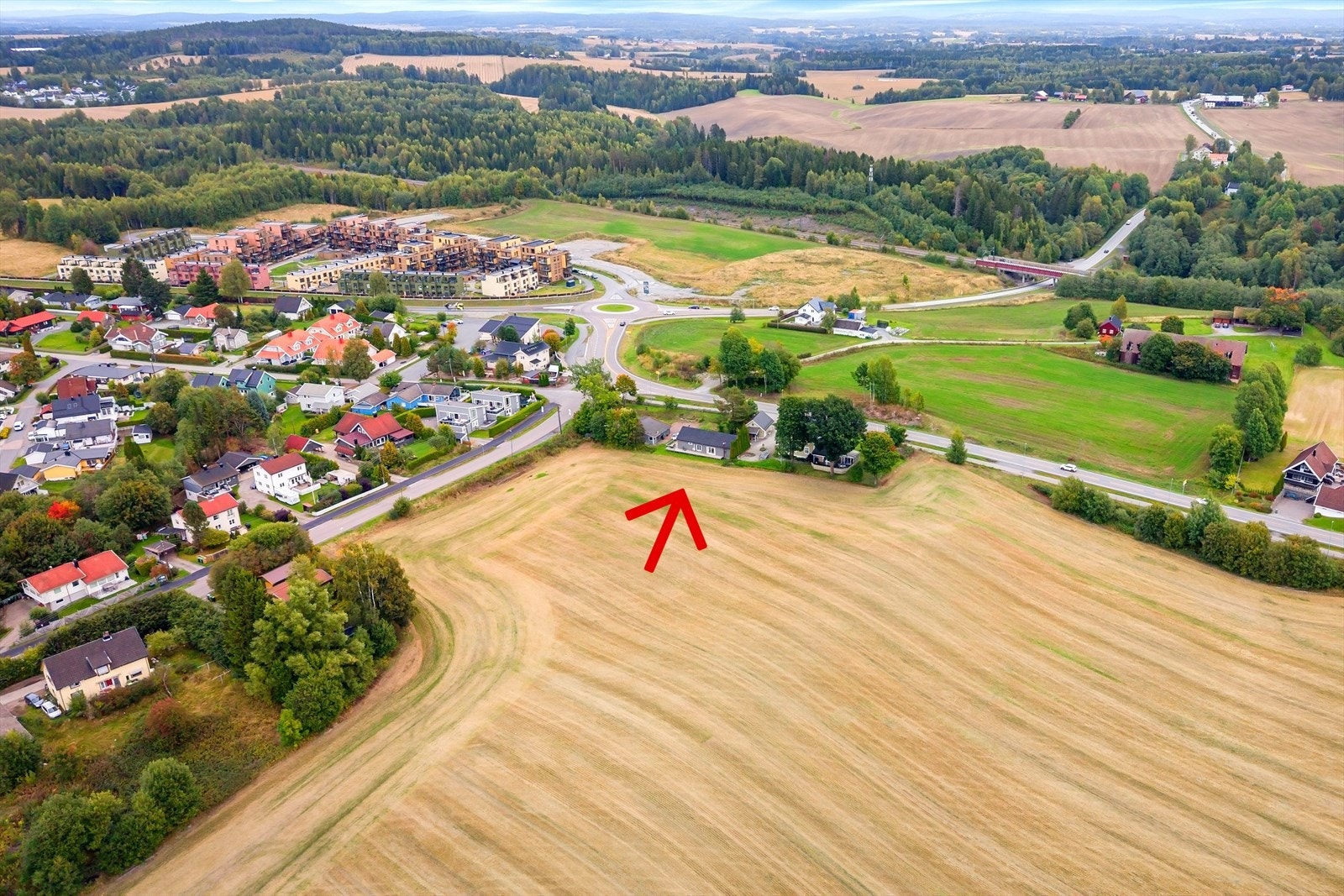 Fra eiendommen er det kort vei til både skole og barnehage, samt butikker, buss og tog. Galleribilde