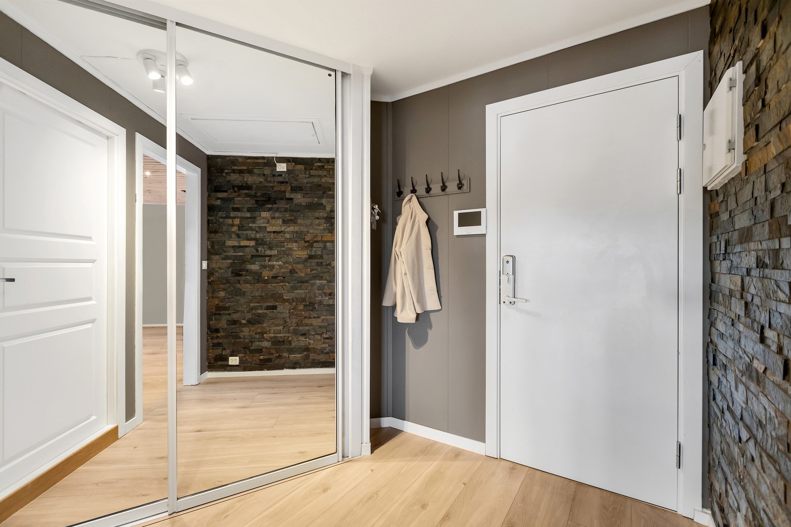 Her er det gode oppbevaringsmuligheter med speilbelagte skyvedørsgarderobe Galleribilde