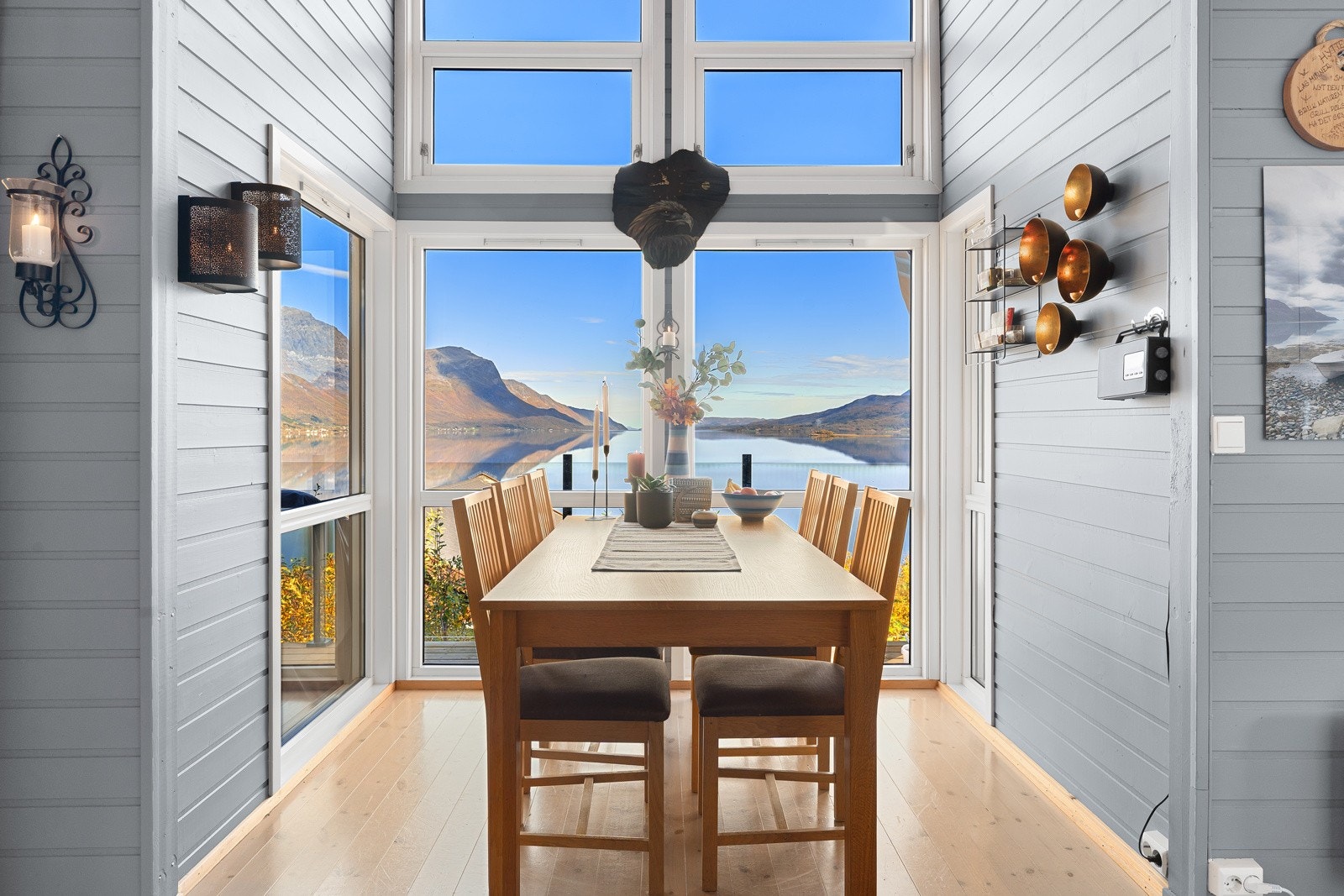 God plass til spisebord, med flott utsyn fra de store vindusflatene.