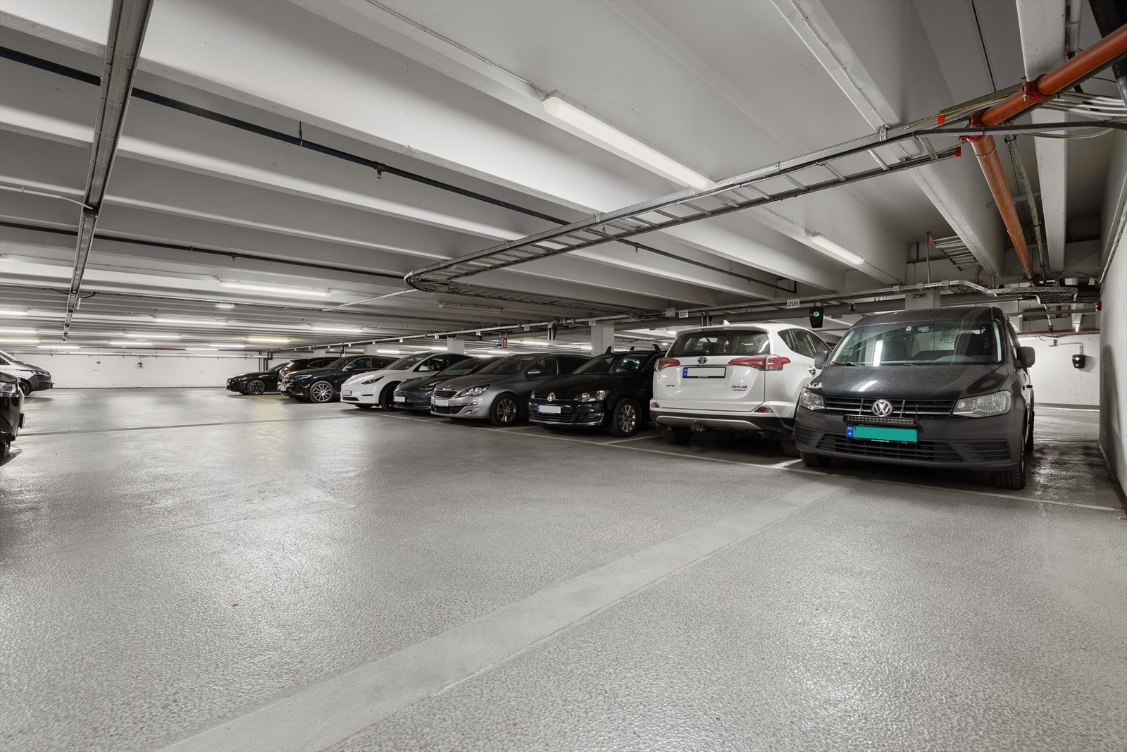 Med leiligheten følger biloppstillingsplass nr. 296 i garasjeanlegget til Sjølyststranda Garasjesameie. Galleribilde