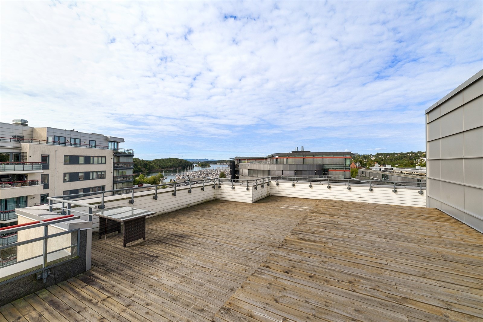 Sameiet har en flott takterrasse med flere sittegrupper. Galleribilde