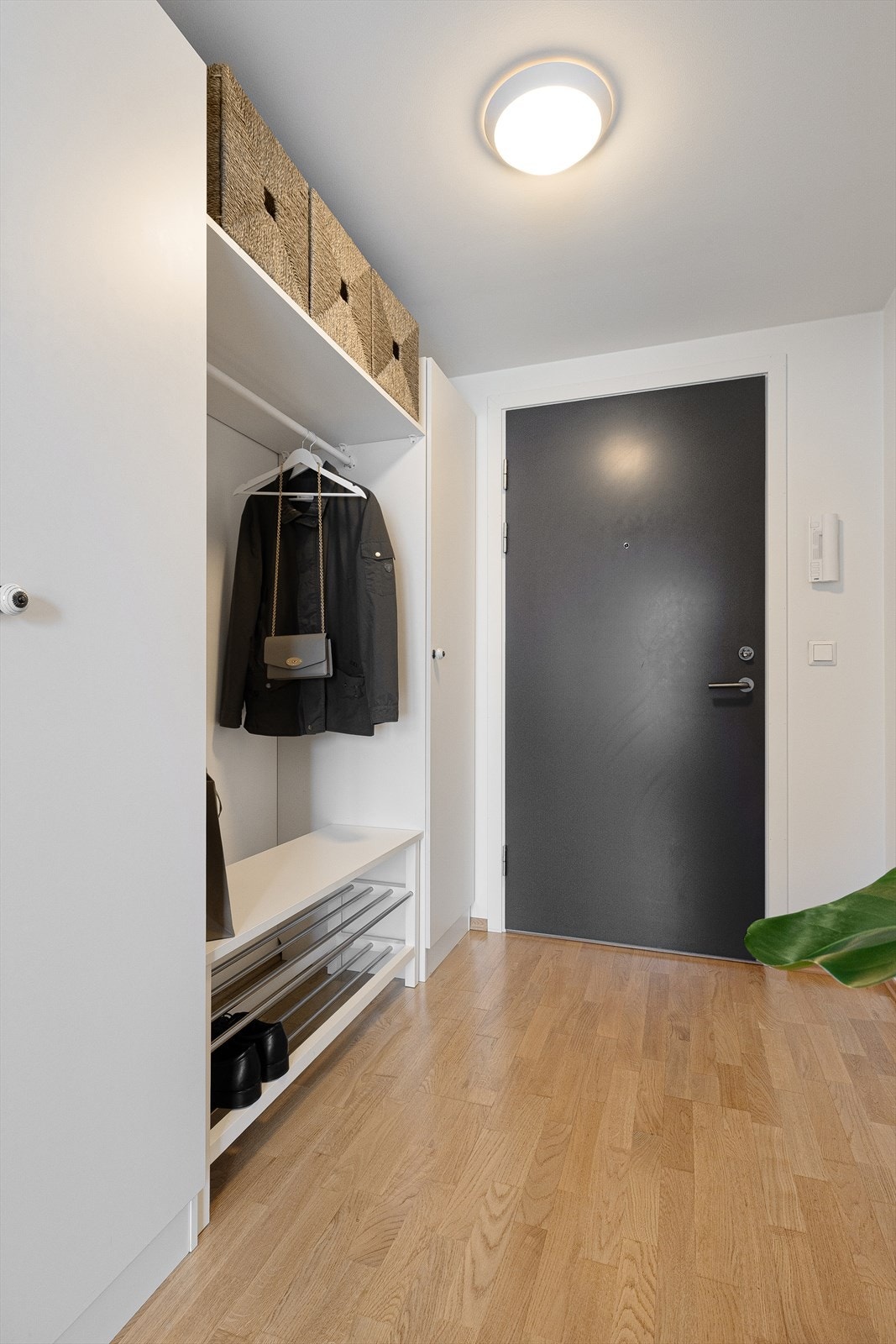 Entréen fremstår lys og innbydende, og gir et hyggelig førsteinntrykk av boligen. Galleribilde