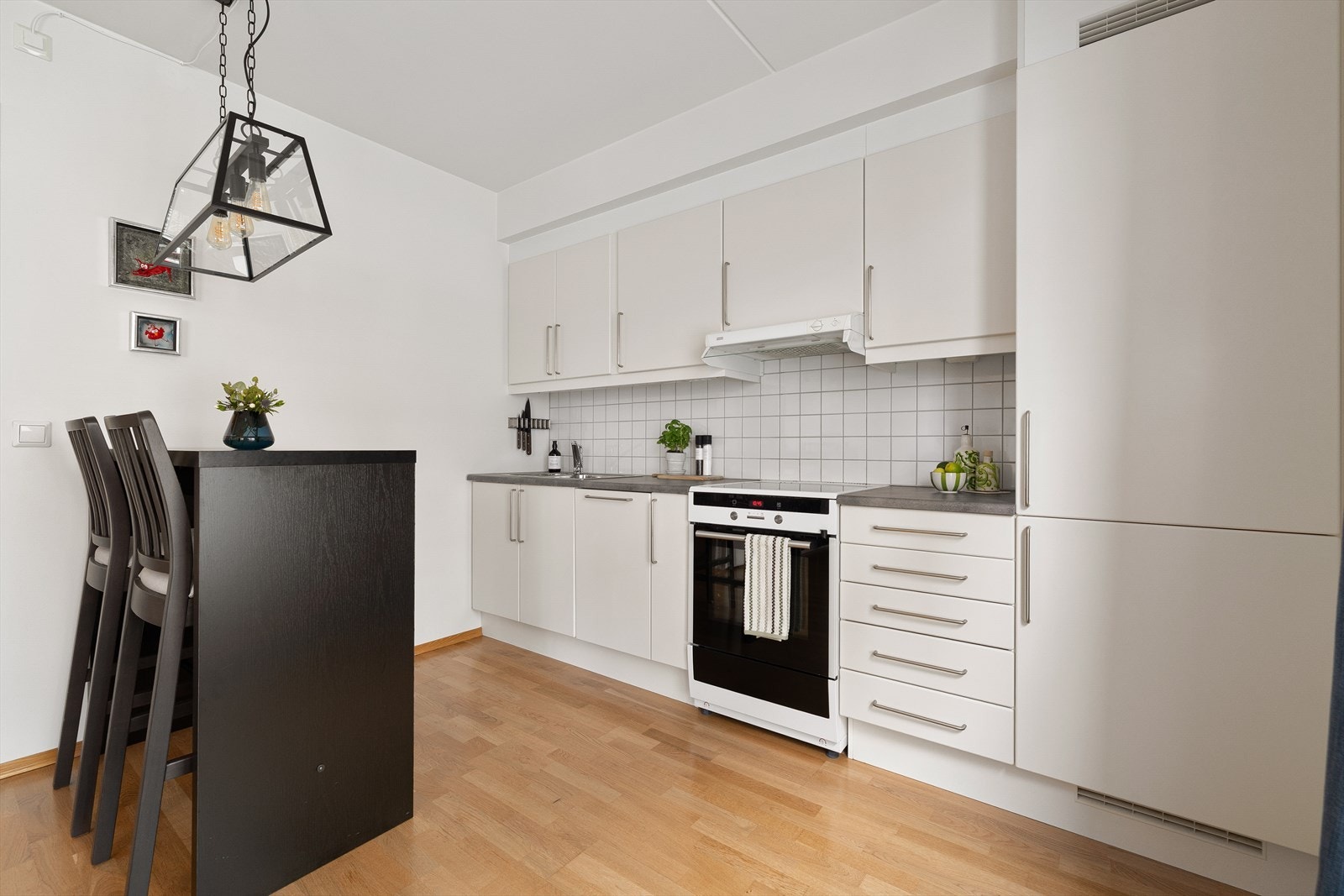 Kjøkkenet er utstyrt med hvitevarer, herunder kjøl-/fryseskap, oppvaskmaskin og komfyr. Galleribilde