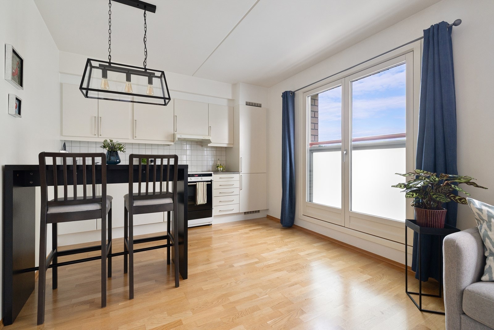 Moderne og funksjonelt kjøkken med lys og stilren innredning. Galleribilde