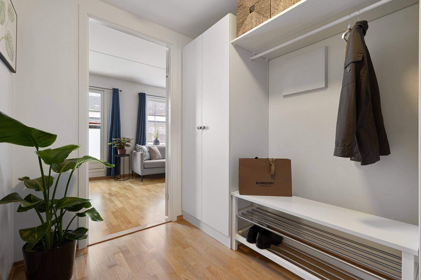 Det er etablert en praktisk garderobeløsning med god plass til oppbevaring av yttertøy, sko og andre eiendeler. Galleribilde