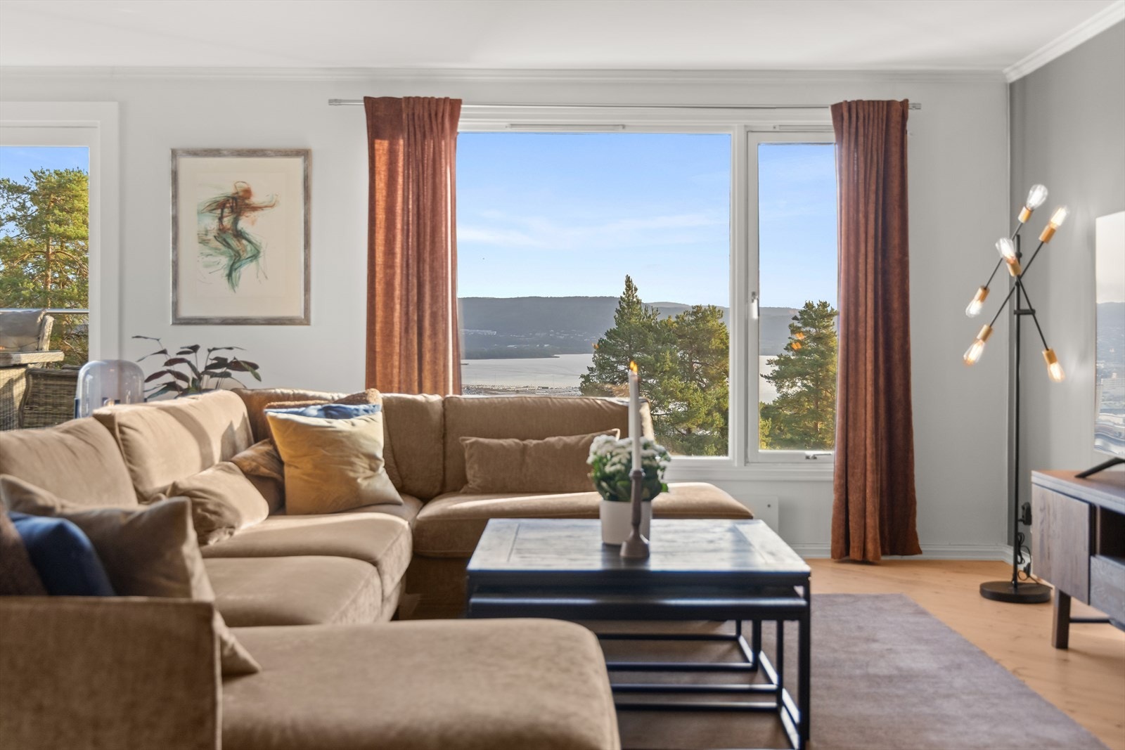 Flott utsikt mot fjorden fra stuevindu Galleribilde