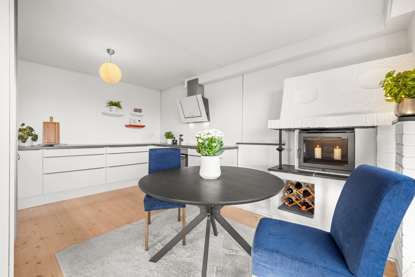 Pent kjøkken fra 2017 med innredning med slette fronter og benkeplate i laminat Galleribilde