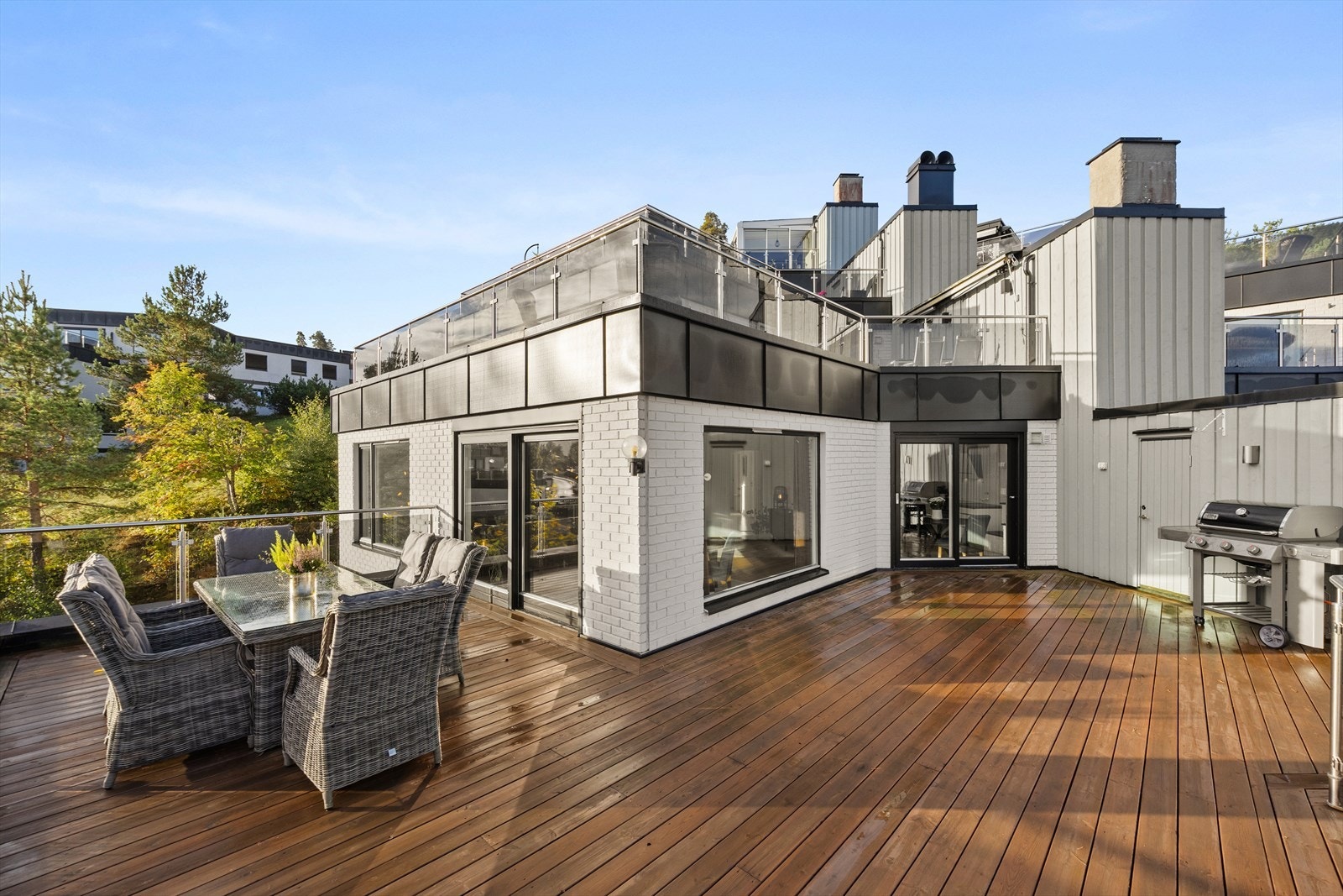 Leiligheten har terrasse på hele 47 kvm med utsikt og gode solforhold Galleribilde