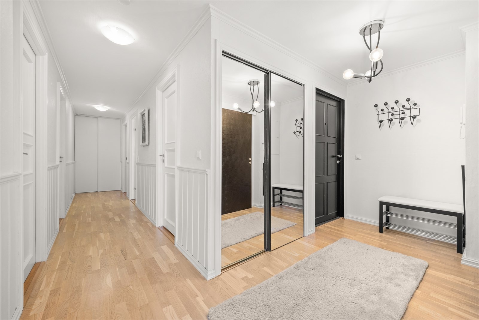Romslig entré med to skyvedørsgarderober Galleribilde
