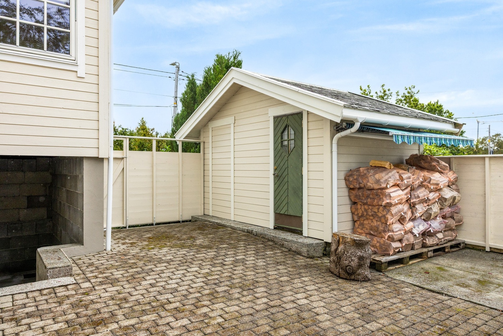 Boligen har gode oppbevaringsmuligheter i innebygde skap, loft, garasje og utendørs bod (ca. 9kvm). Galleribilde