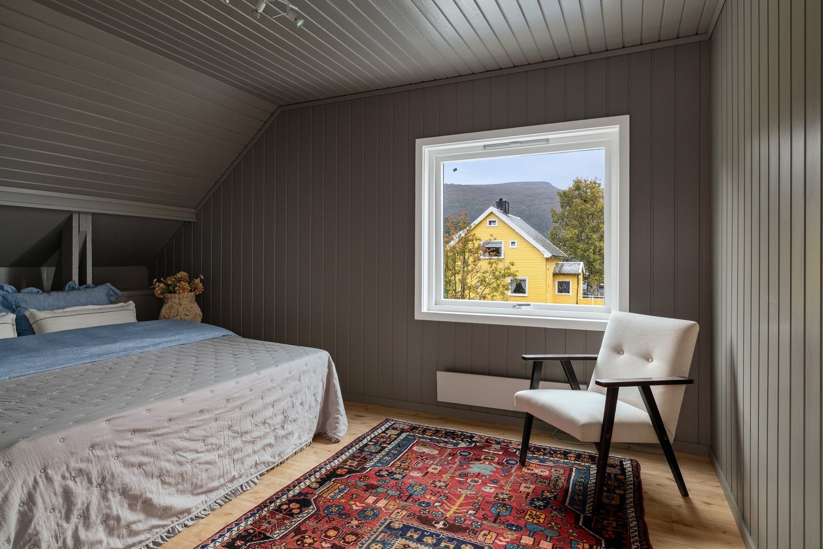 Legg også merke til den praktiske innebygde hyllen. Galleribilde