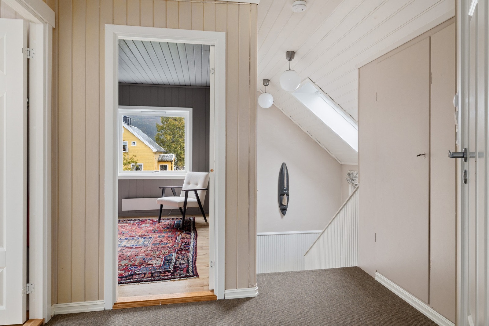 Loftsetasjen består av tre soverom samt et bad. Galleribilde