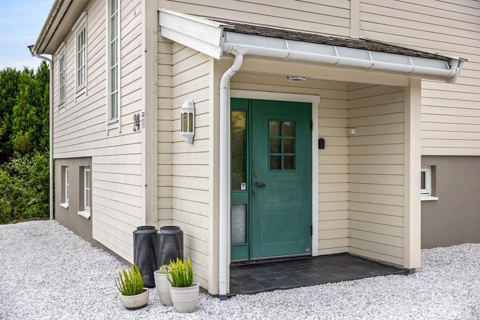 Overbygd inngangsparti med belysning. Galleribilde