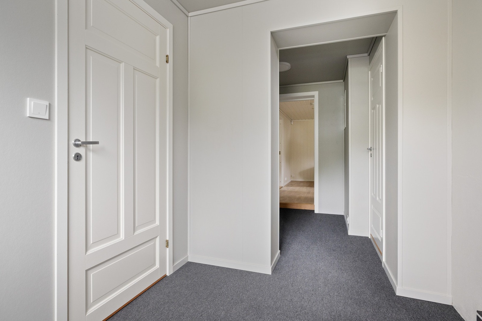 Før man kommer inn til kjellerstuen, finner man to rom tilrettelagt for bad og vaskerom. Galleribilde