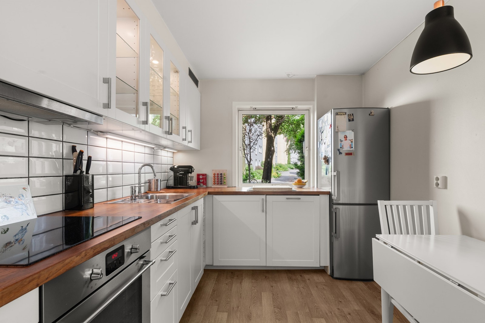 Kjøkkeninnredning fra Ikea med laminatbenkeplate og godt med skapplass. Galleribilde