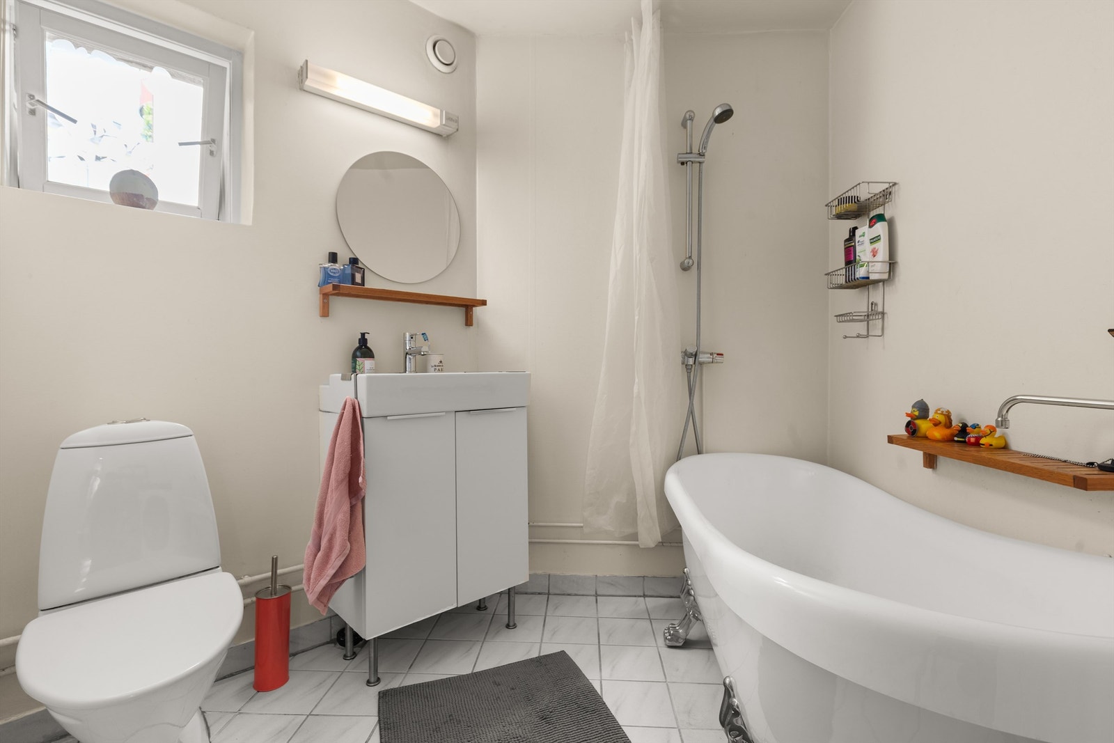 Flislagt gulv med varmekabler gir god komfort på badet. Galleribilde