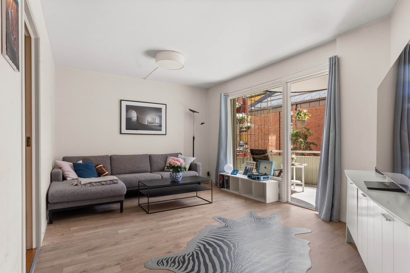 En lys og gjennomgående 3-roms med solrik balkong på 17 m² og garasjeplass. Galleribilde