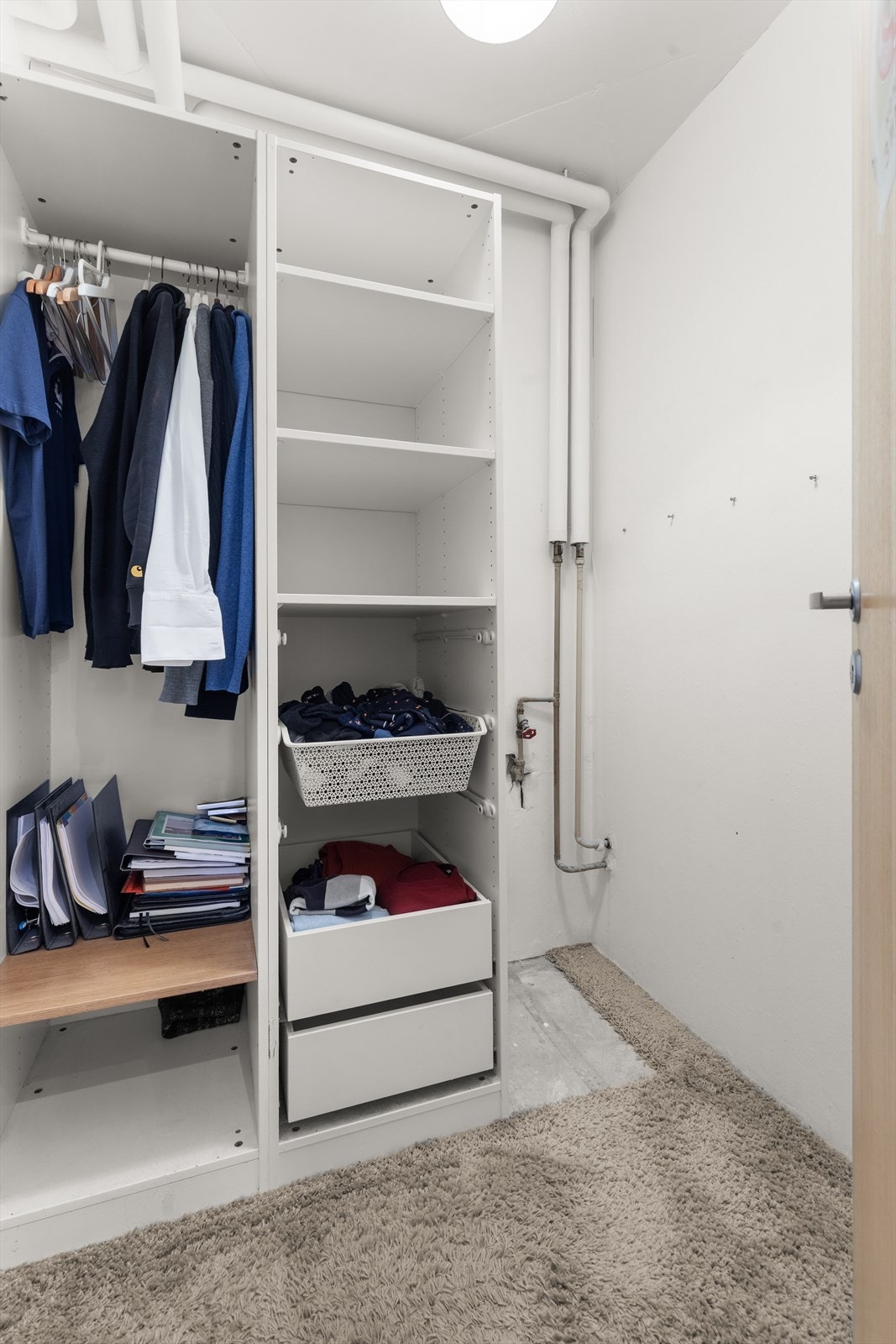 Leiligheten disponerer to boder på samme etasjeplan, hvorav den ene er på 5,4 m². Galleribilde