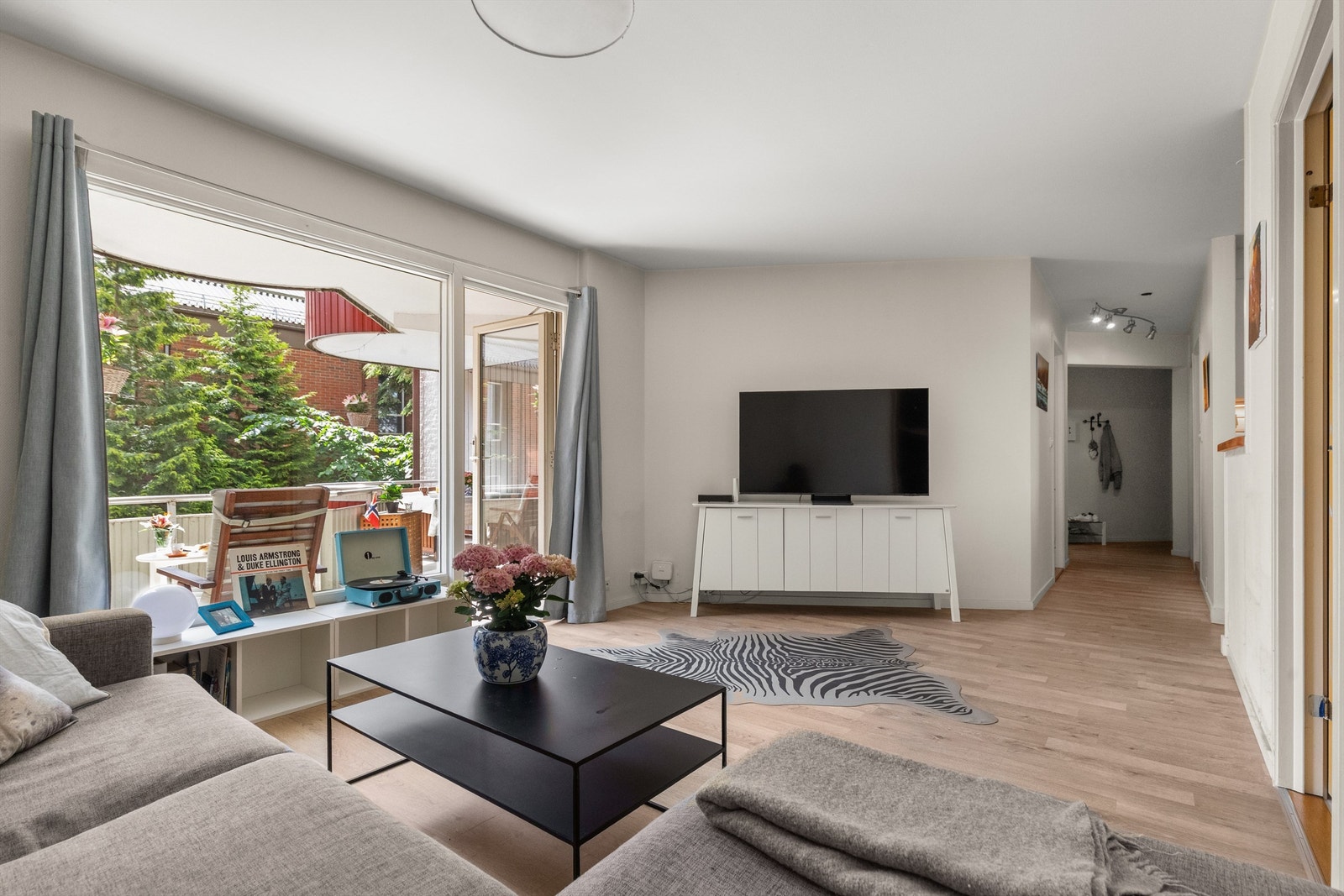 Leiligheten er gjennomgående med laminatgulv og malte betongvegger. Store vindusflater og god takhøyde bidrar til en lys og luftig romfølelse. Galleribilde
