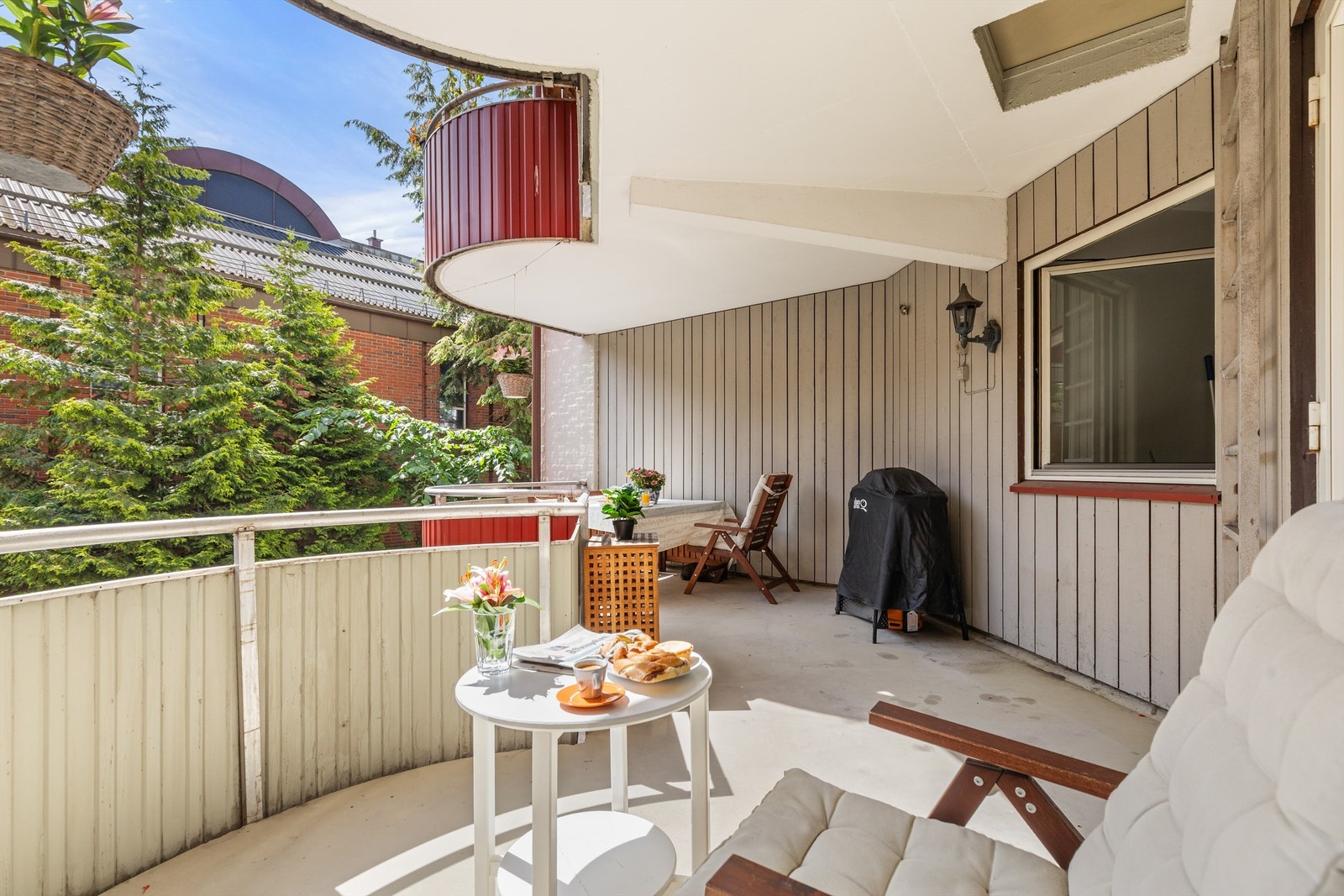 Balkongen på 17 m² har god plass til både spisebord og en hyggelig sittegruppe. Galleribilde