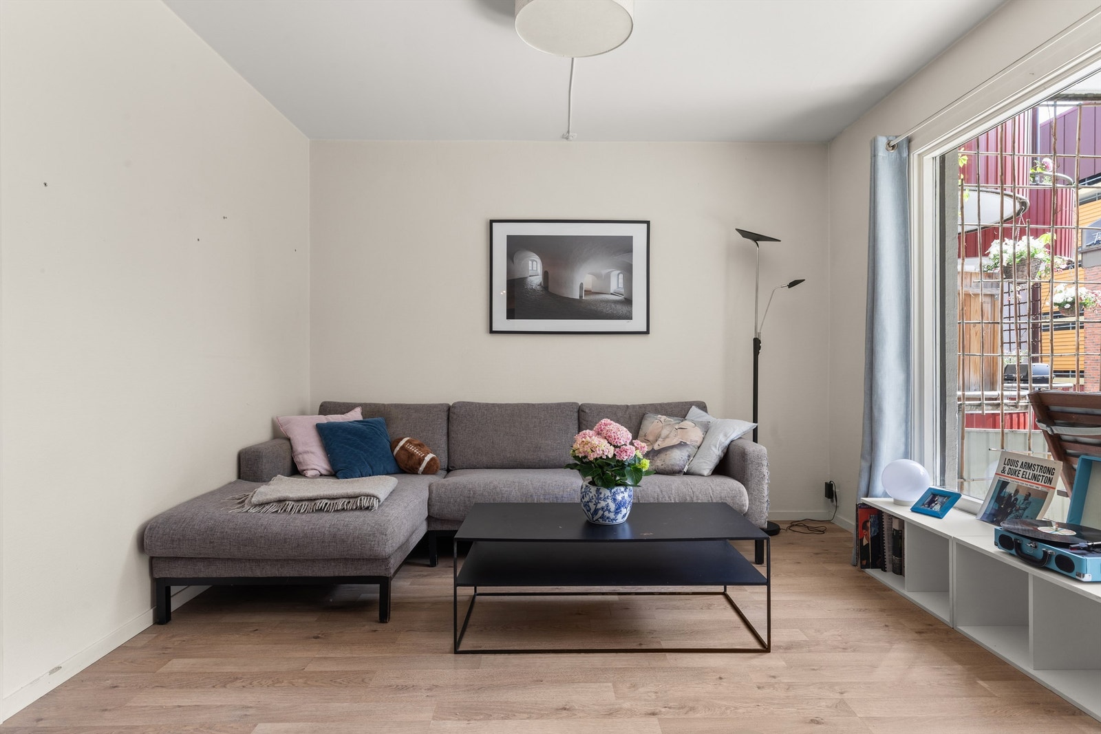 Stuen har god plass til en romslig sofagruppe og en takhøyde på 2,47 meter. Galleribilde