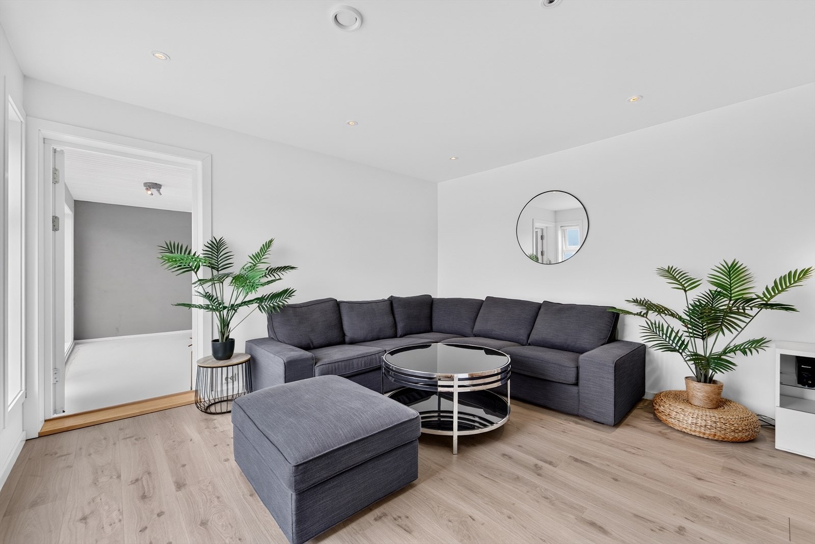 Lys og innbydende kjellerstue med god plass til sofagruppe og direkte adkomst til hagestue. Galleribilde