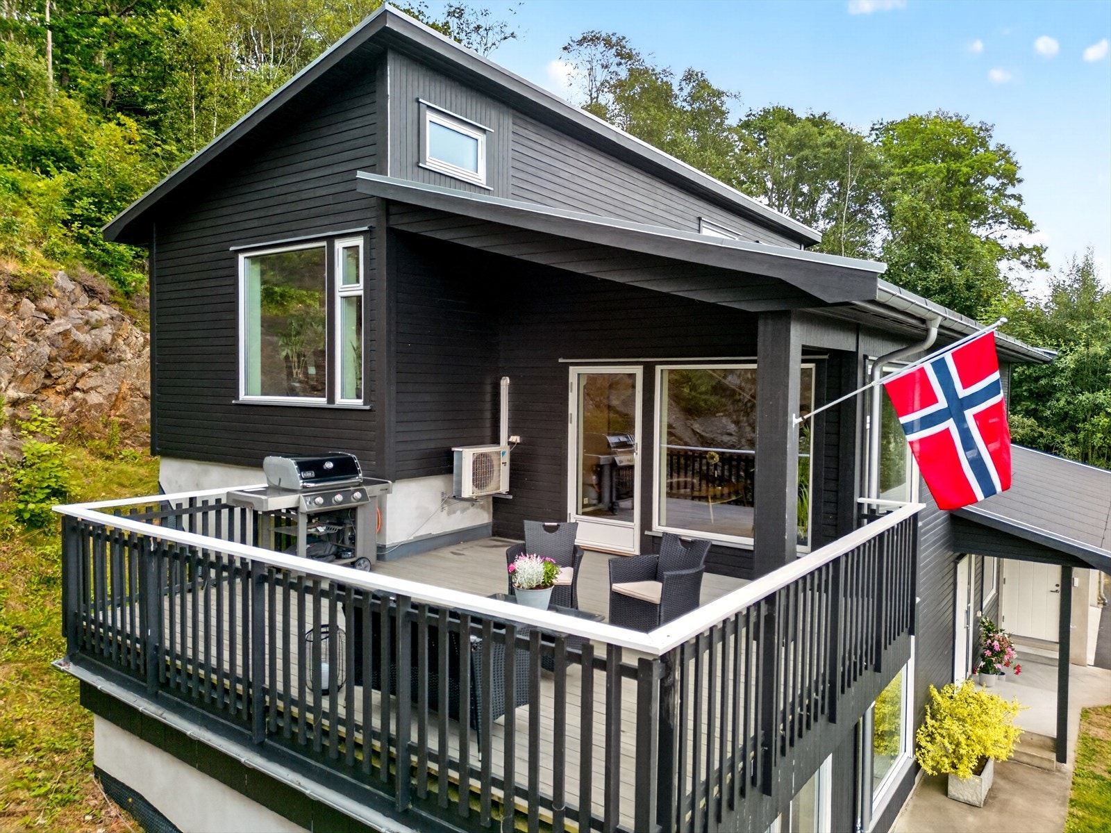 Moderne og innholdsrik enebolig med meget barnevennlig beliggenhet. Galleribilde