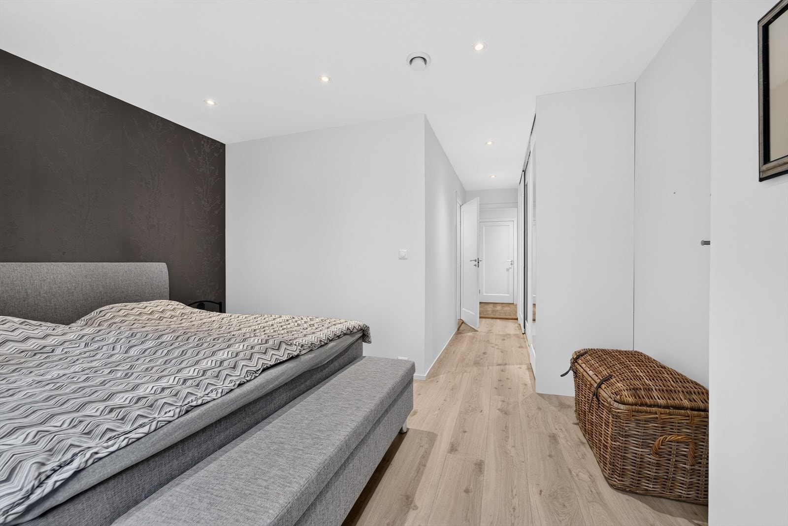 Hovedsoverommet har stor skyvedørsgarderobe og adkomst til eget privat bad. Galleribilde