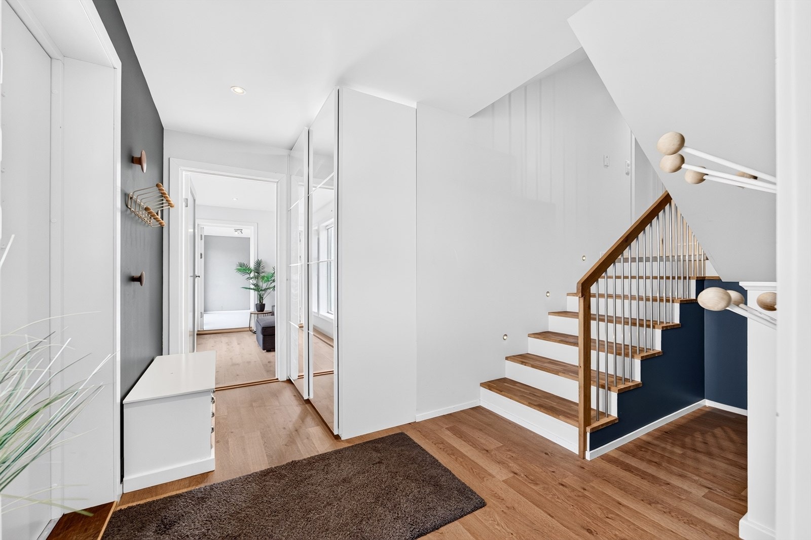 Praktisk entré med skyvedørsgarderobe og trapp til øvrige etasjer. Galleribilde